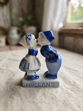 Vintage Hand Painted Delft Blue Kissing Couple Figurine Holland